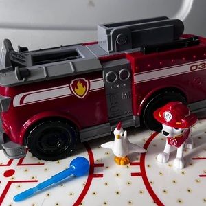 Paw Patrol Ride 'N' Rescue transforming firetruck with Marshall and Chickaletta